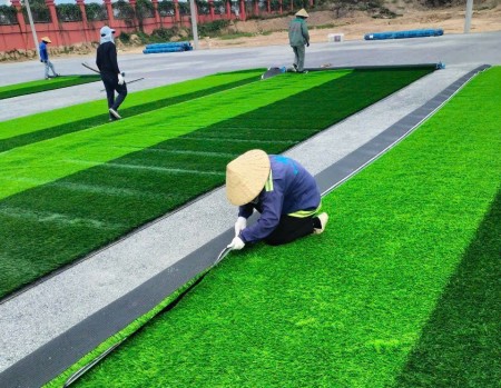 Quy trình thi công sân cỏ nhân tạo tiêu chuẩn mới nhất 2026